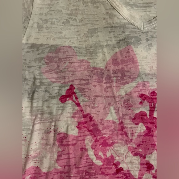 The North Face Pink and White Patterned V-neck T-shirt - Picture 3 of 7